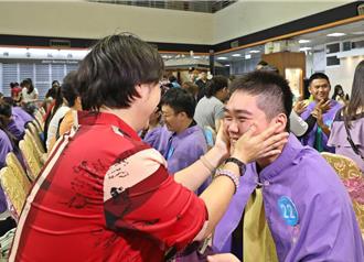 嘉義市成年禮登場 114位學子完成「三加禮」一起轉大人