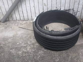 國1苗栗段「胎皮掉落」釀22車事故 警追車主開罰