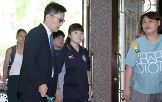 「爱迟到又不练球」简奇陞遭指难搞 本人36字回应：头很痛