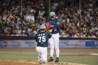 中職明星賽》甜炸！郭俊麟單膝下跪向陳冠宇「求婚」王建民當見證人