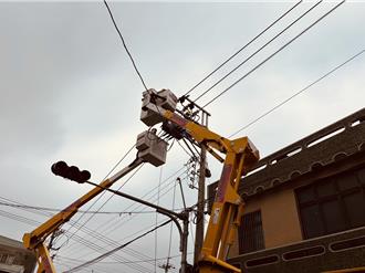 嘉义復电进入尾声 台电抢修人员见棒球国手身影