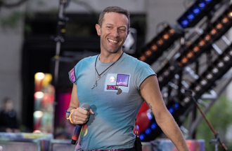 抓到歌迷偷情出轨！Coldplay主唱发声「希望我没闯祸」全场喷笑