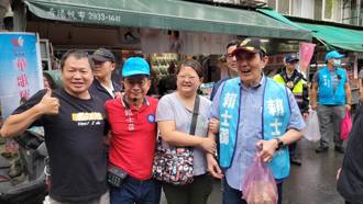 馬英九反罷掃市場 自掏皮夾一路買！民眾搶合影