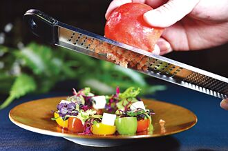 暑．假．新．菜．單－嗑火鍋也能消暑解熱？ 晶華三燔鍋物 檸檬鍋上菜