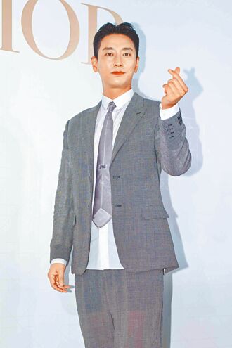 IU奪青龍視后朱智勛稱帝