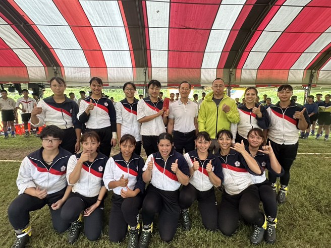 中華民國拔河運動協會理事長陳建平與女子拔河隊合照。(中華民國拔河運動協會提供)