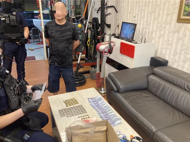 中坜警48小时内2度扫荡环西路，非法按摩店，展现靖决心。(中坜警分局提供)