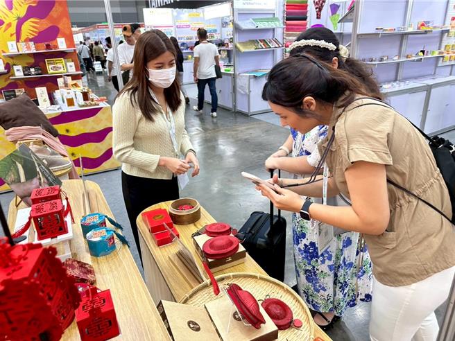 屏东县政府偕同10家地方文创品牌，到泰国参加「Mega Show Bangkok 曼谷礼品暨生活用品展」，深受许多国际买家青睐。（屏东县政府提供／罗琦文屏东传真）