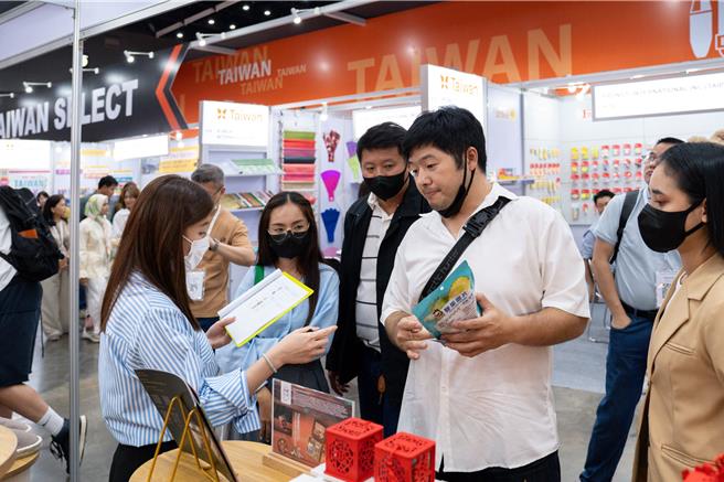 屏东县政府偕同10家地方文创品牌，到泰国参加「Mega Show Bangkok 曼谷礼品暨生活用品展」，深受许多国际买家青睐。（屏东县政府提供／罗琦文屏东传真）