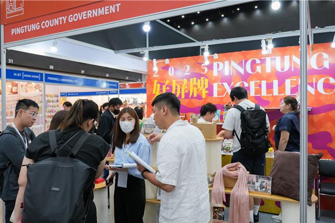 屏东县政府偕同10家地方文创品牌，到泰国参加「Mega Show Bangkok 曼谷礼品暨生活用品展」，深受许多国际买家青睐。（屏东县政府提供／罗琦文屏东传真）