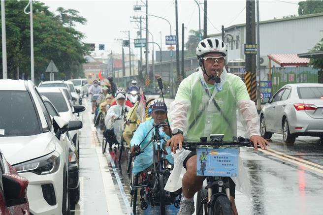 云林爱无碍协会在大鹏湾单车店负责人罗博原领骑下，不畏风雨深度探索万峦与大鹏湾。（罗琦文摄）