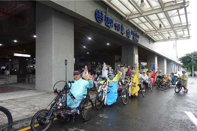 云林爱无碍协会从云林搭火车到屏东潮州，改换手摇车低碳旅游，深入探索地方文化。（罗琦文摄）