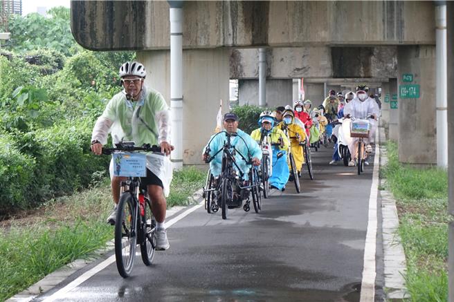 云林爱无碍协会车队经过单车国道路线。（罗琦文摄）