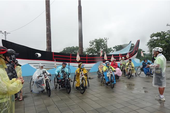 大鹏湾单车店负责人罗博原（右）除了领骑，并担任解说员述说地方史蹟故事。（罗琦文摄）