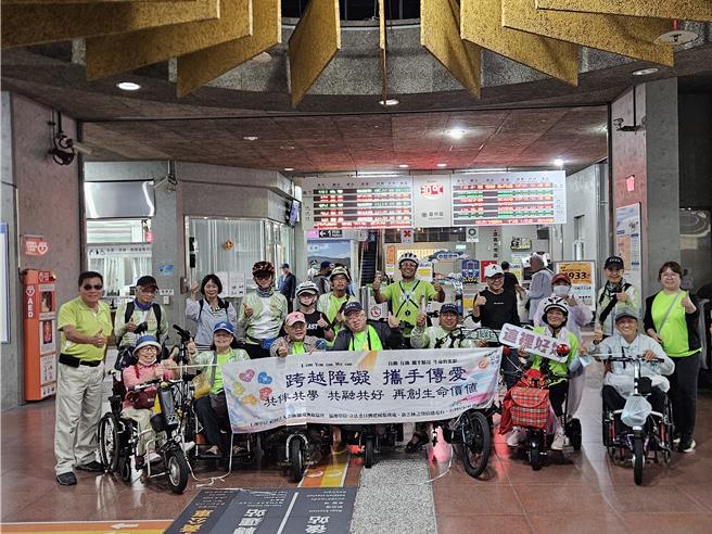 云林爱无碍协会不畏风雨，骑乘单车深入万峦与大鹏湾。（罗琦文摄）