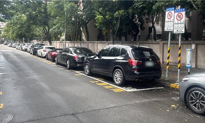 每逢下课时间，台北市各学校外都会有家长等待接送自家小孩。不过暂停的车辆常常造成附近道路壅塞，因此北市府将校园附近的停车格设置智慧停车柱计时，可临停15分钟。（詹为元提供／丁上程台北传真）