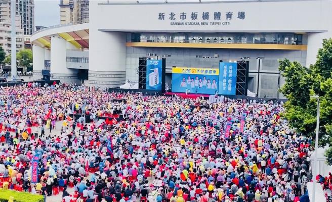 国民党19日在板桥举行「反恶罢」造势，现场涌入数万民眾声援。（李育嫺摄）
