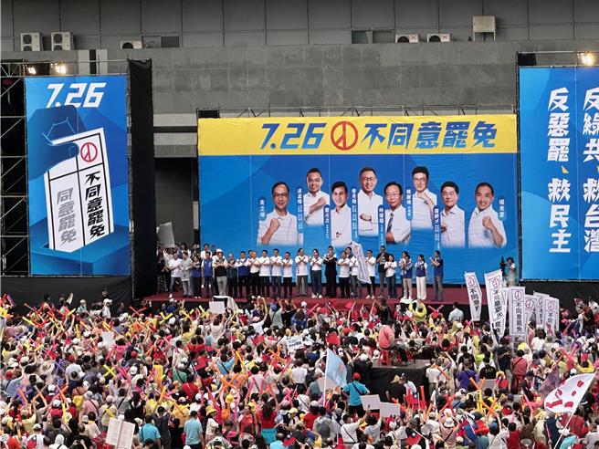 朱、侯与支持者齐声喊话：26日一起投下不同意罢免！（高钧麟摄）