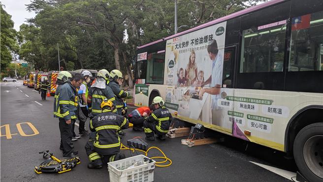 乳癌權威醫師周佳正，19日上午8時許在北市愛國西路行人穿越道過馬路時，遭未禮讓行人的欣欣客運公車撞上，周男被捲入車底當場失去生命跡象，救護人員將他救出送醫急救仍宣告不治。（圖／警方提供）