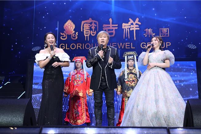 赖慧如（左起）、胡瓜担任陈怡婷出道12年首场演唱会的表演嘉宾。胡瓜19日晚在演唱会上表演〈包青天〉。（宝吉祥集团提供）