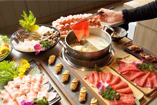「涮樂和牛鍋物」祭出夏季最強感恩慶-豪華海陸免費吃到飽,符合活動資格的用餐者,可享海陸三巨頭-鮭魚、和牛、天使紅蝦通通免費吃到飽。(馬辣國際餐飲集團提供)