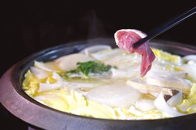 「三燔本家」為「黃金檸檬鍋」搭配的雞腿肉，選用放養16周以上的黑羽土雞，肉質緊實且富彈性。圖／姚舜