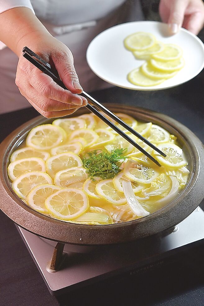 「三燔本家」與「三燔北投」同步推出的「黃金檸檬鍋」，是選用屏東小農種植的「梅爾檸檬」搭配昆布鹽麴湯底。圖／姚舜