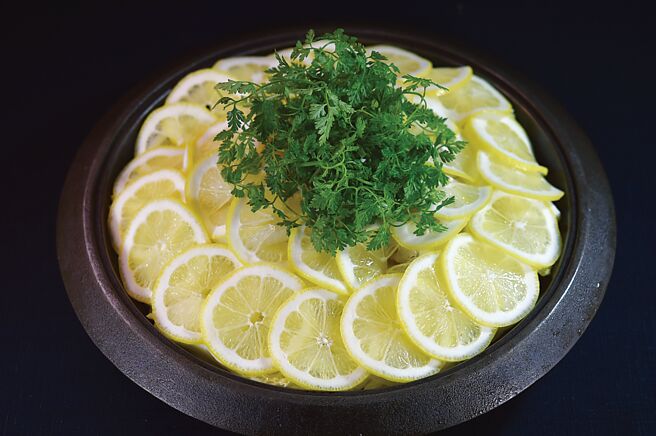 台北晶華酒店地下三樓「三燔本家」與北投晶泉丰旅二樓「三燔北投」，同步推出源自廣島的「黃金檸檬鍋」。圖／姚舜