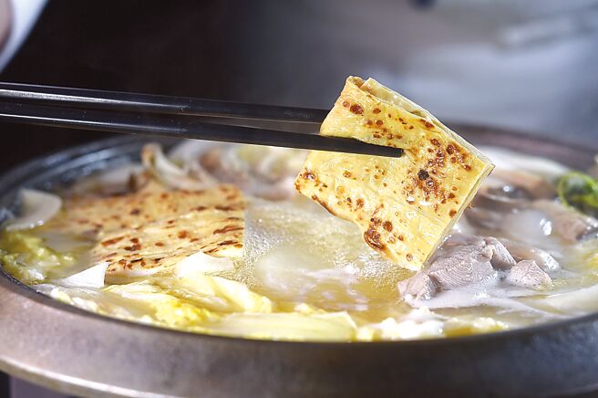 湯葉就是豆皮，「炙烤湯葉」除帶焦香，並具「吸汁」力，是啖火鍋時的好配料。圖／姚舜