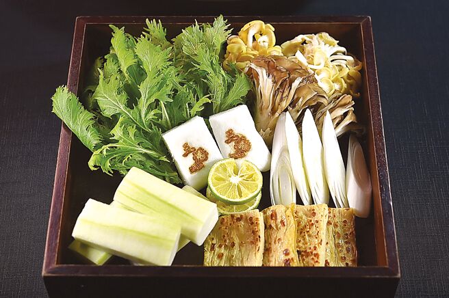 「黃金檸檬鍋」所附的「夏旬野菜皿」內容豐富，有京都水菜、日本大蔥、炙烤湯葉、絲瓜、鱈魚漿、舞茸菇、珊瑚菇以及德島酸橘等日本直送與在地職人農場精心栽種的當令蔬果。圖／姚舜