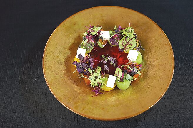 「黃金檸檬鍋」套餐內含冰涼酸甜的「冰霜彩色番茄」，主廚以彩色番茄丁為基底，搭配生菜苗、特製梅醬及冰凍牛番茄，呈現夏日繽紛。圖／姚舜