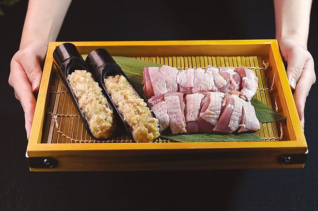 經過多次測試，「黃金檸檬鍋」最佳涮料是雞肉，為此「三燔本家」集結雞腿肉、雞胸肉與手工雞滑，推出「台灣放牧雞肉拼盤」供食客享用。圖／姚舜