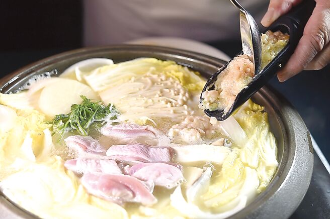 「黃金檸檬鍋」的涮料之一「手工雞滑」，則由主廚以雞翅肉、雞腿肉與雞軟骨細絞成泥，再加入豬油提香，涮煮後入口滑順彈牙、脂香四溢。圖／姚舜