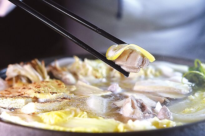 以雞肉為「黃金檸檬鍋」涮料，可用檸檬片夾捲一起入口，別有風味。圖／姚舜