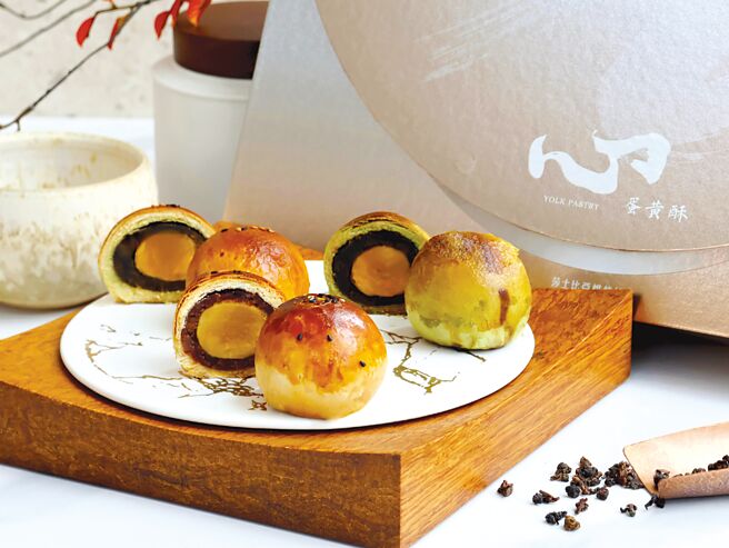 日月千禧「心禧-典藏秋韵」中秋蛋黄酥礼盒。图／台中日月千禧酒店提供