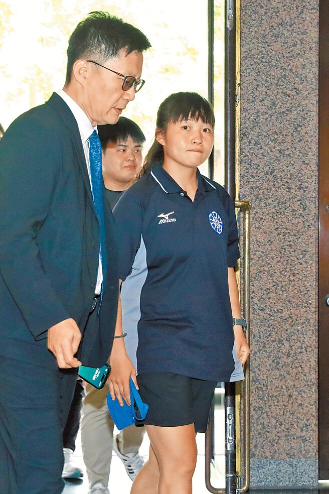 台师大女足抽血案受害学生简奇陞（右）公开表示，只要涉案教练周台英诚挚道歉，愿意接受。（本报资料照片）