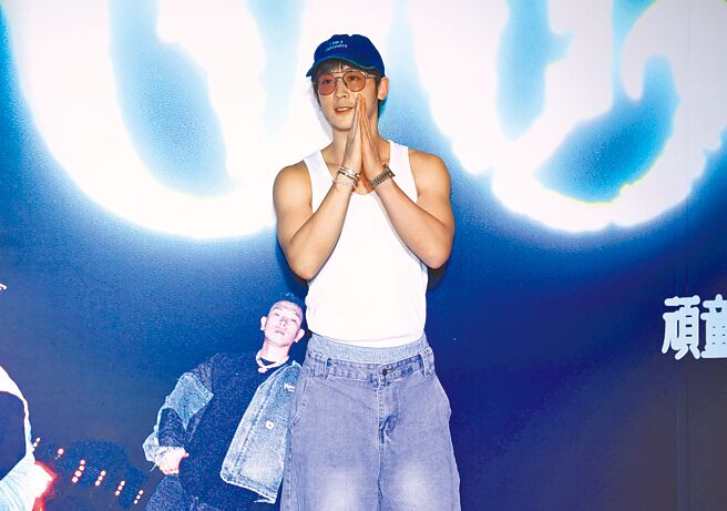 小乐18日在小巨蛋欣赏顽童演唱会。（陈俊吉摄）