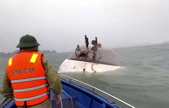 影》38死！越南下龍灣翻船打撈靠岸 倖存者哭：能救所有人就好了