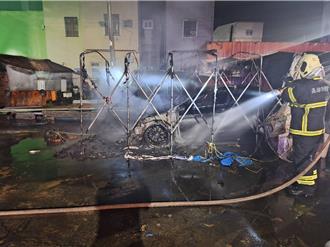 疑財務糾紛！放火燒仇家車洩憤 高雄男燒到自己小腿