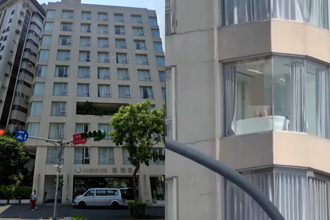 房客景觀浴室「全裸激戰」街邊全看光！喜瑞飯店宣布要改了