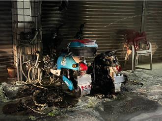 20年老机车突冒火光！延烧微型电动车 居民惊呼：快救火