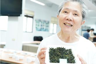 坪林女茶農為一句話接下舅舅茶園 靠有機耕作種出冠軍茶