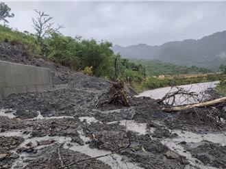 花莲富里遭薇帕环流重创 多处道路边坡坍方、路基遭溪水冲毁