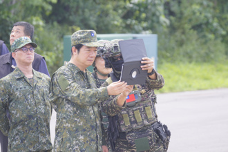 賴清德辦公室主任PO軍裝照 媒體人翻2法條：1年以下有期徒刑