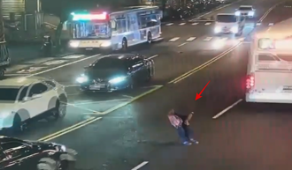 送貨伯不走斑馬線遭撞飛 男機車騎士爆氣PO網引論戰