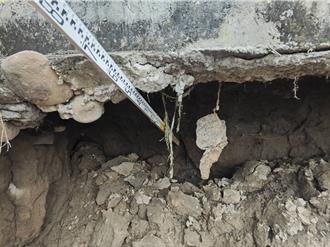 中市龙井安良港大排旁道路路基掏空 水利局急用太空包加固