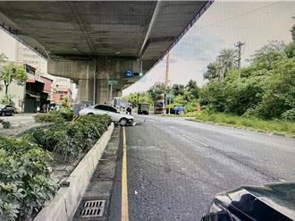 大貨車未注意車前狀況　追撞轎車頂上分隔島冒火花