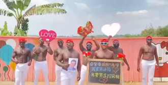 卓揆稱普發1萬需舉債 他找非洲猛男拍「舉牌討錢片」笑翻網