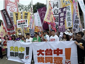 6罷團合辦「大台中我同意」遊行  反罷免民眾騎車宣傳反制