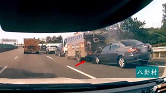 超車遇車流回堵！ 「煞不住」水肥車慘遭被硬上